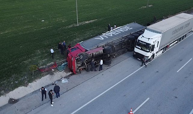 Mandalina yüklü tır devrildi, 2 kişi yaralandı