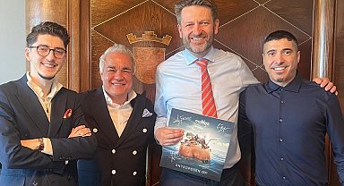 maNga solisti Ferman Akgül Oslo Parlemento'sunda