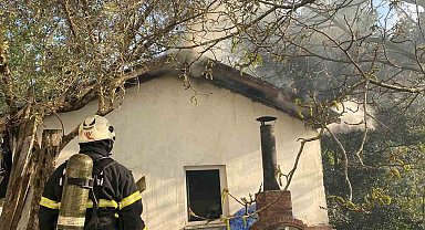 Mangal için yakılan barbekü çatı yangınına neden oldu