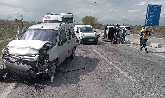 Manisa'da kamyonetler çarpıştı: 6 kişi ölümden döndü