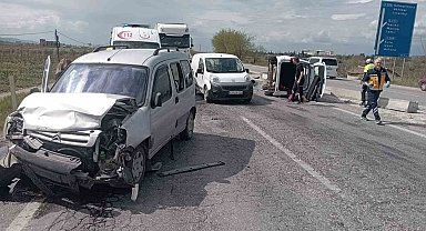Manisa'da kamyonetler çarpıştı: 6 kişi ölümden döndü
