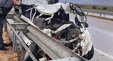 Manisa'da otomobil ile kamyon çarpıştı: 5 yaralı