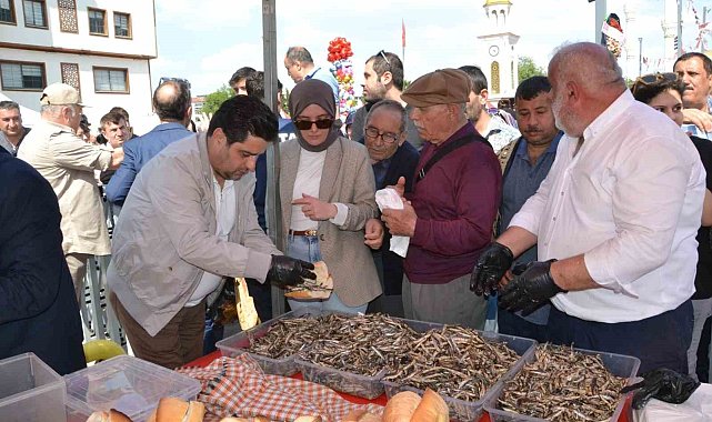 Manisa'daki festivalde 2 ton hamsi dağıtıldı