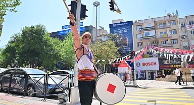 Manisa'da festivale davet sokaklara taştı