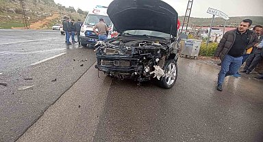 Mardin'de hafif ticari araç otomobille çarpıştı: 2 yaralı