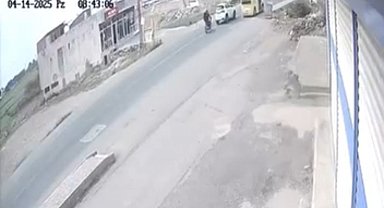 Mardin'de motosikletin otomobil ile tıra çarptığı kaza kamerada