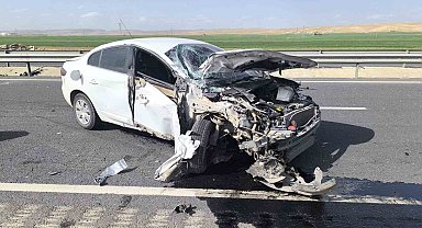 Mardin'de otomobil demir bariyerlere çarptı: 1 yaralı