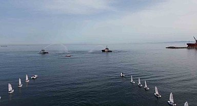 Marmara Denizi'nde yelken ve römorkör şov