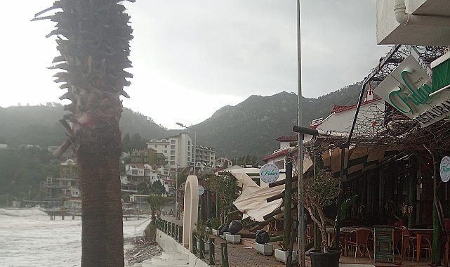 Marmaris'te fırtına etkili oldu: Tekneler kıyıya vurdu, çatılar çöktü