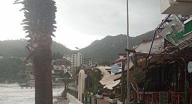 Marmaris'te fırtına etkili oldu: Tekneler kıyıya vurdu, çatılar çöktü