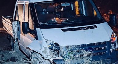 Menfez duvarına çarpan kamyonette 4 kişi yaralandı