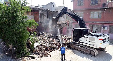 Mersin'de can güvenliğini tehdit eden metruk yapılar yıkılıyor