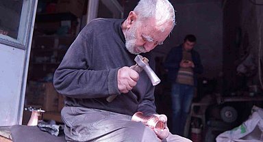Mesleğinin son ustalarından: Durmuş Dede 60 yıldır bakırı sanata dönüştürüyor