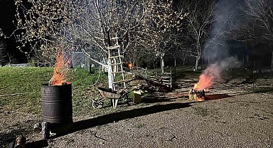 Meyve ağaçlarını zirai dona karşı ateş yakarak koruyor