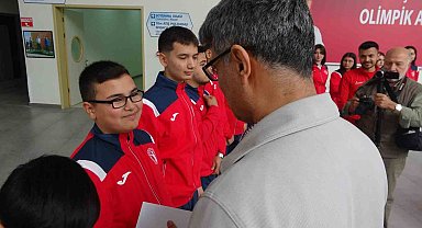 Milli atıcı Yusuf Dikeç, genç sporculara hediyeler dağıttı