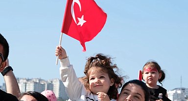 Milli İrade Meydanı çocukların neşesi ile cıvıl cıvıl