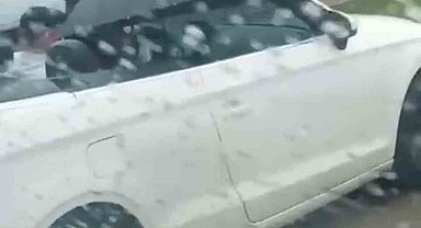 Milyonluk arabada ıslanmamak için şemsiye açtı