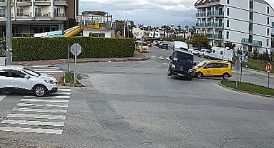 Minibüs ile ticari taksi kavşakta çarpıştı: 2'si turist 3 yaralı