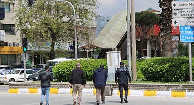Minibüsten düşen valiz, ekipleri harekete geçirdi