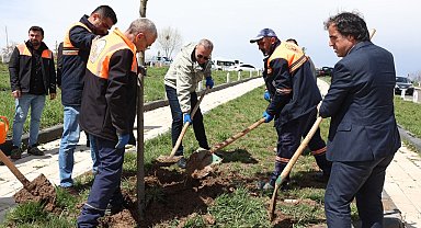 Minik meleklerin kalpli mezarlarına gül dikildi