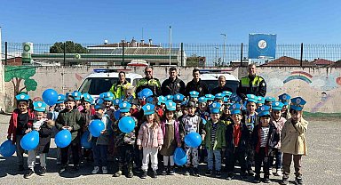 Minik öğrencilerden polislere sevgi seli