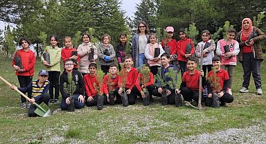 Minik öğrencileri fidanları toprakla buluşturdu
