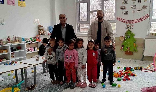 Minik öğrencilerle bir araya geldi