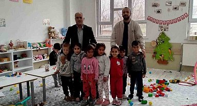 Minik öğrencilerle bir araya geldi