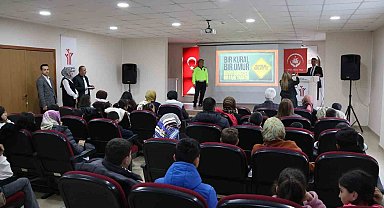 Minik trafik dedektifleri görev başında