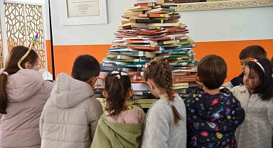 Minikler kütüphanede renkli anlar yaşadı