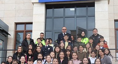 Minikler Polis Haftasını çiçeklerle kutladı