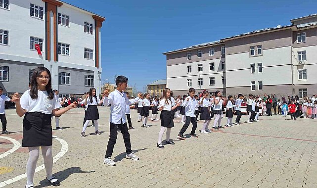 Miniklerden 23 Nisan gösterisi