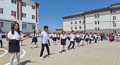 Miniklerden 23 Nisan gösterisi