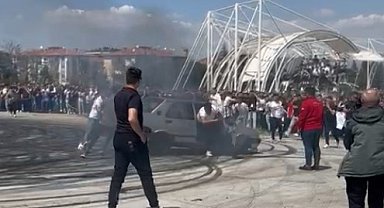 Modifiye festivalinde drift atan Tofaş alev aldı, sürücünün müdahalesiyle söndürüldü