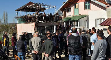 Motosiklet kazasında hayatını kaybeden öğretmen 2 ay önce ölen babasının yanına defnedildi