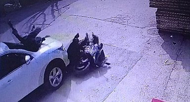 Motosiklet sürücüsünün yaralandığı kaza kamerada