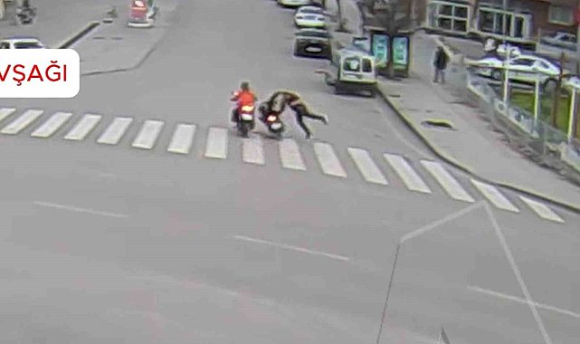 Motosiklet yayaya, ticari taksi elektrikli skutere çarptı: Kaza anları kamerada
