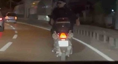 Motosiklete ters bindi, tehlikeli anlar kamerada