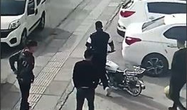 Motosikleti saniyeler içerisinde çalıp kaçtılar: O anlar kamerada