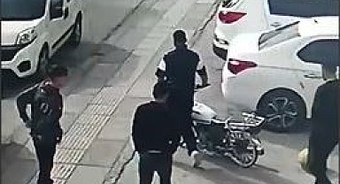 Motosikleti saniyeler içerisinde çalıp kaçtılar: O anlar kamerada