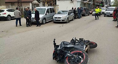 Motosikletin çarptığı yaya yaralandı