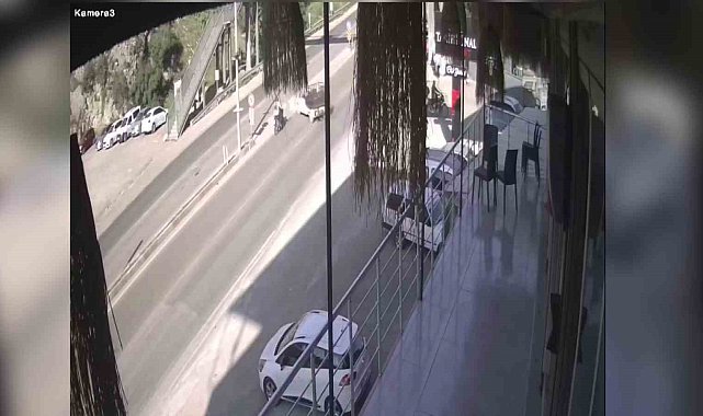 Motosikletin hafif ticari araca ok gibi saplandığı kaza kamerada