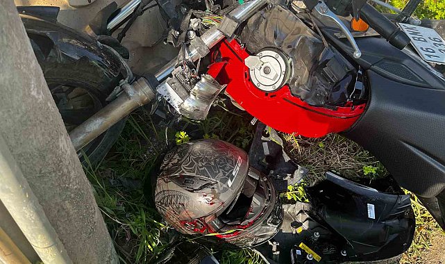 Motosikletin kontrolden çıkması ile birlikte genç sürücü duvara ve direğe çarptı