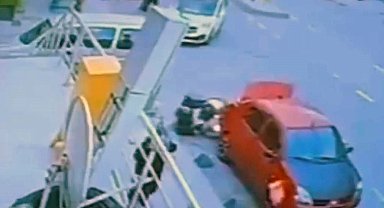 Motosikletli kuryenin otomobile çarpma anı kamerada