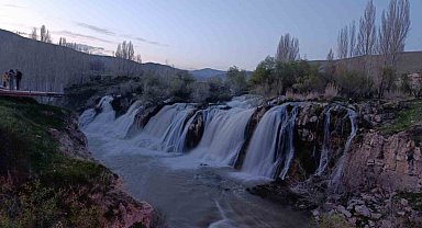 Muradiye Şelalesi coştu