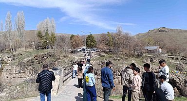 Muradiye Şelalesi ziyaretçilerin akınına uğradı