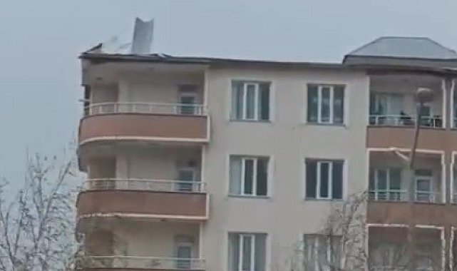 Muş'ta fırtına çatıları uçurdu