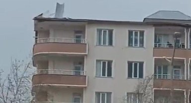 Muş'ta fırtına çatıları uçurdu