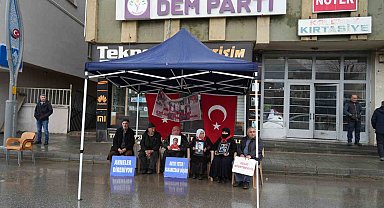 Muşlu anneler sağanak altında evlat nöbetini sürdürüyor