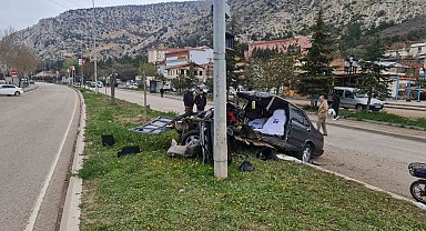 Nallıhan'da feci kaza: Fiat Tofaş araç ikiye bölündü